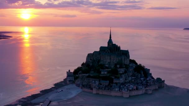 프랑스 노르망 몽생미셸 교회의 놀라운 촬영은 석양을 배경으로 윤곽을 드러냈다 — 비디오