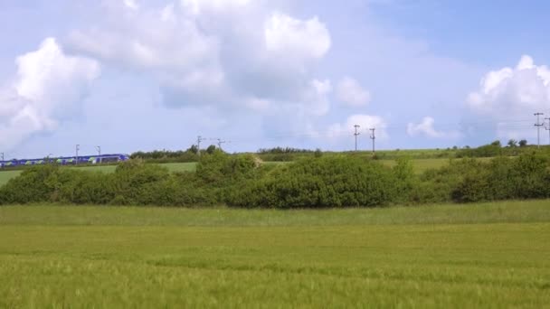 Vysokorychlostní Elektrický Místní Osobní Vlak Projíždí Krajinou Normandie Francie — Stock video