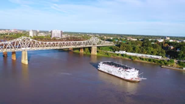 Bra Antenn Över Mississippi River Paddlewheel Ångfartyg Som Går Tre — Stockvideo