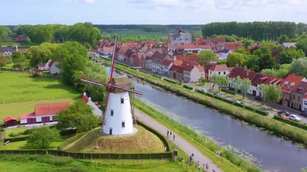 Luchtfoto Boven Kanaal Klein Stadje Damme België Historische Windmolen — Stockvideo