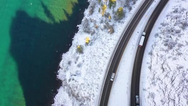 2020 Karlı Bir Yolda Göl Kıyısındaki Tünelden Geçen Bir Arabanın — Stok video