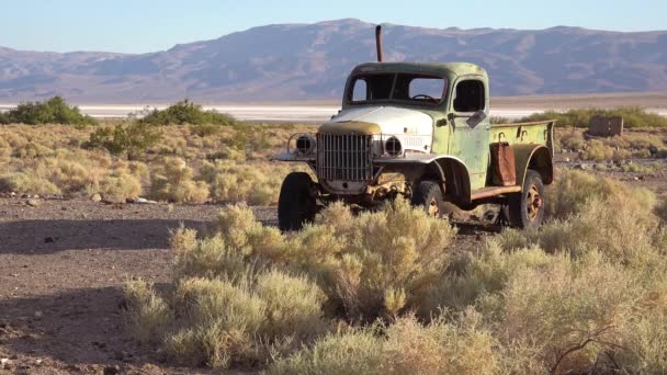 2020年 查尔斯 曼森的旧皮卡停在死谷巴克农场附近的沙漠中 — 图库视频影像