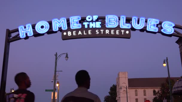 Natt Eller Skymning Skott Beale Street Memphis Valv Underteckna Nöjesdistrikt — Stockvideo