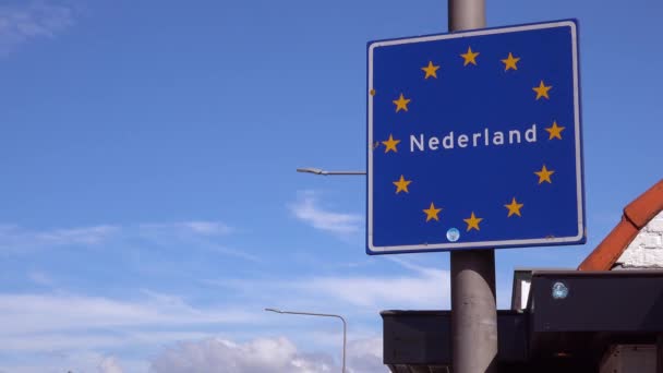 Μια Οδική Πινακίδα Καλωσορίζει Τους Επισκέπτες Στην Ολλανδία Ολλανδία Ευρωπαϊκή — Αρχείο Βίντεο