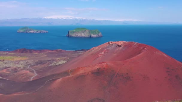 Bra Antenn Eldfell Vulkan Skymtar Över Heimaey Westmanöarna Vestmannaeyjar Island — Stockvideo