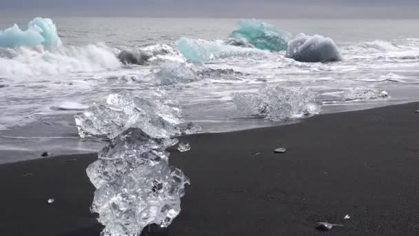 Grandes Icebergs Claros Lavar Terra Islândia Diamond Beach Jokulsarlon — Vídeo de Stock