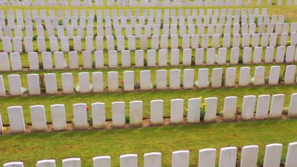 Aéreo Sobre Las Piedras Angulares Del Cementerio Guerra Mundial Etaples — Vídeo de stock