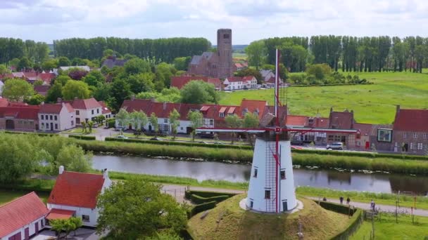 Antenne Über Kanal Und Kleinstadt Damme Belgien Und Historische Windmühle — Stockvideo