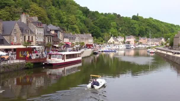 Ίδρυση Της Όμορφης Πόλης Dinan Γαλλία Βάρκα Στον Ποταμό Ρανς — Αρχείο Βίντεο