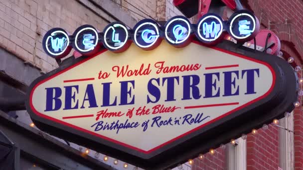 孟菲斯在比尔街上的霓虹灯招牌上标明了世界著名的夜总会 酒吧和俱乐部区 — 图库视频影像