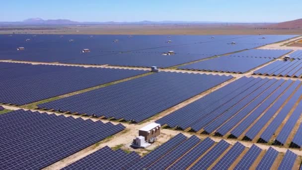 Luchtfoto Van Enorme Zonnepanelen Zonne Energie Velden Schone Energie Oplossing — Stockvideo