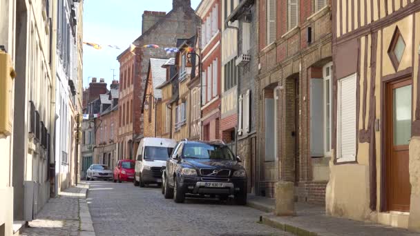 Alte Kopfsteinpflasterstraße Und Traditionelle Steingebäude Hübschen Städtchen Honfleur Frankreich — Stockvideo