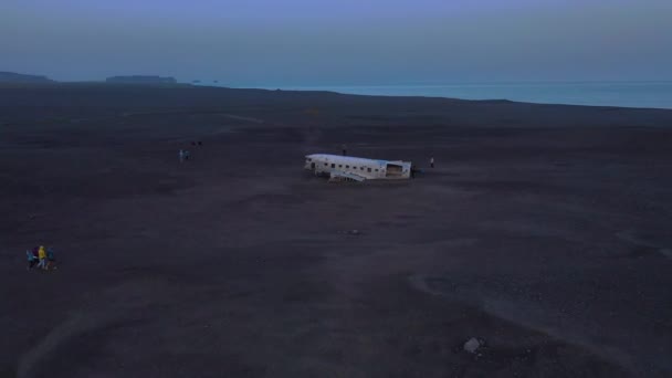 アイスランドのソレイマサンプルの黒い砂の上に墜落したアメリカ海軍のDc 3に立っている航空人 — ストック動画