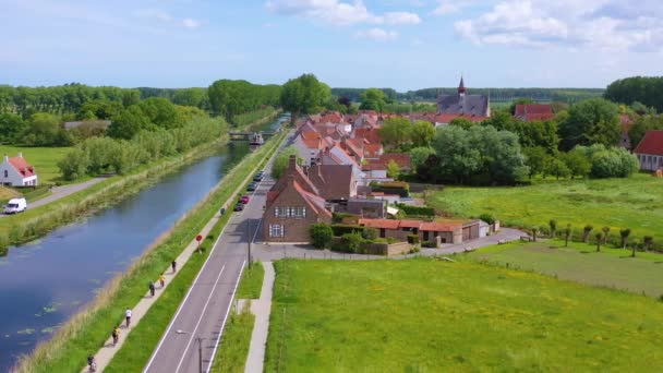 Antenne Über Kanal Und Kleinstadt Damme Belgien Und Historische Windmühle — Stockvideo