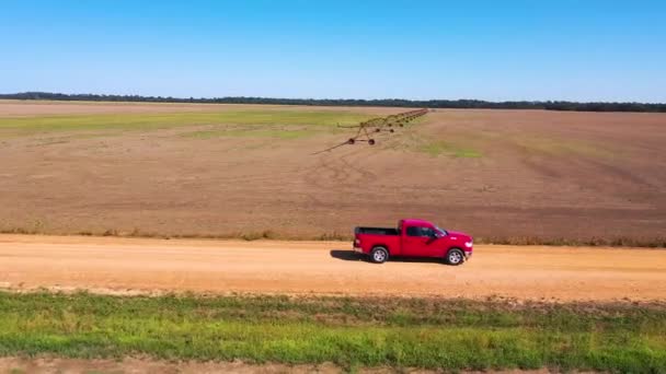 Vue Aérienne Une Camionnette Rouge Circulant Sur Chemin Terre Dans — Video