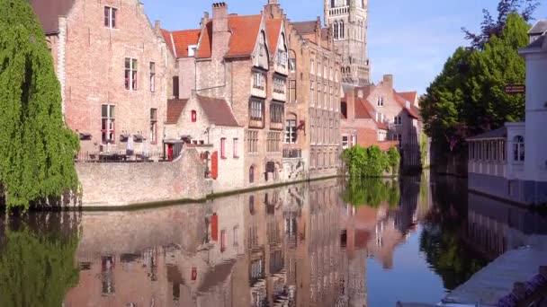 Schöner Kanal Und Der Glockenturm Belfort Van Brügge Brügge Belgien — Stockvideo
