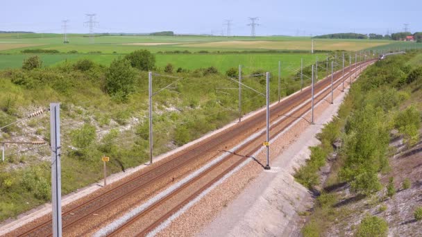 Yüksek Hızlı Bir Elektrikli Yolcu Treni Fransa Nın Normandiya Kırsalından — Stok video