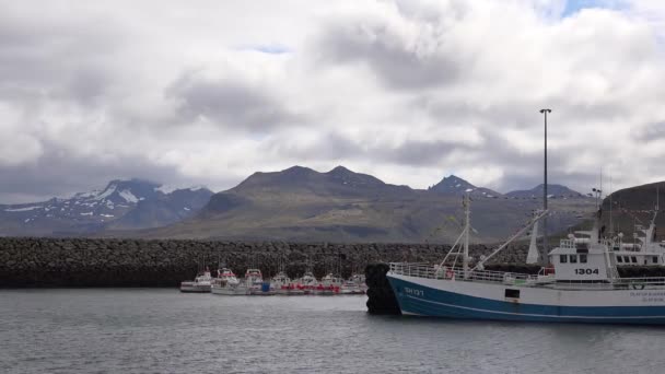 Barcos Pesca Comercial Sentar Porto Islândia Com Nuvens Lapso Tempo — Vídeo de Stock