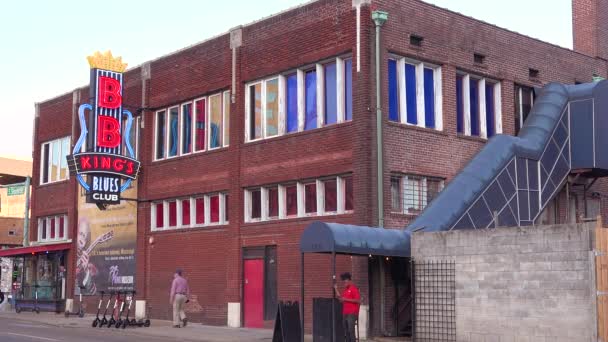 Neon Sign Beale Street Memphis Tennessee Identifikuje King Blues Club — Stock video