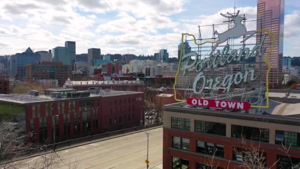Stigande Antenn Avslöjar Portland Oregon Kronhjort Skylt Och Centrum Stadsbild — Stockvideo