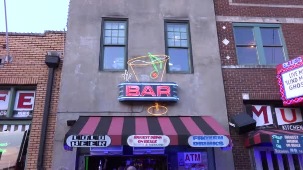 放大到田纳西州孟菲斯比尔街的一个酒吧霓虹灯招牌上 — 图库视频影像