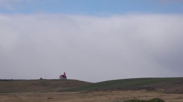 Tijdsverloop Van Wolken Boven Een Kleine Ijslandse Kerk Kapel Uitgestrekte — Stockvideo