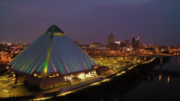 Schöne Nächtliche Luftaufnahme Der Memphis Pyramide Der Hernando Soto Brücke — Stockvideo