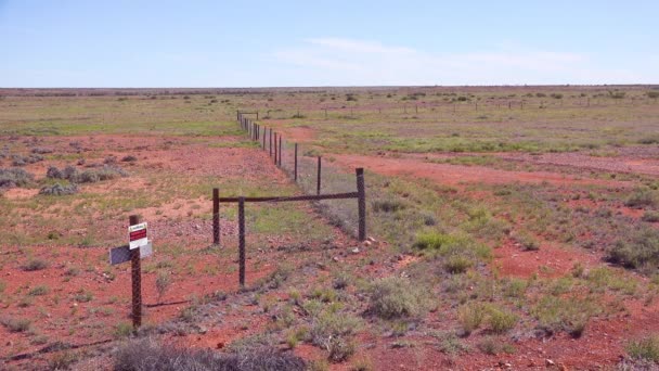 犬の柵は オーストラリアのアウトバックのクーバー ペディ近くの農地から野生の犬を保持します — ストック動画