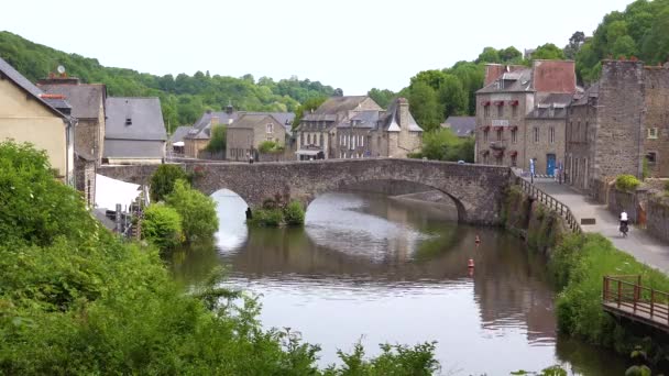 観光客や自転車でフランスのディナンの美しい町を確立する — ストック動画