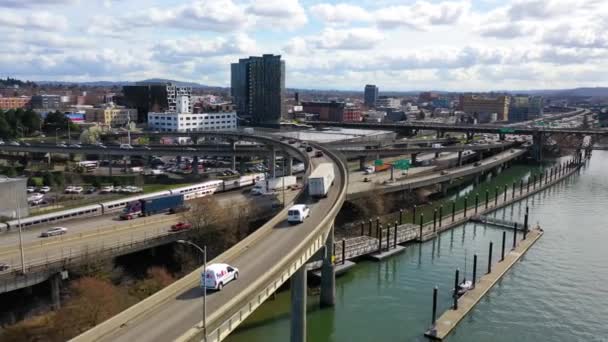 Høj Vinkel Antenne Skud Motorvej Trafik Amtrak Tog Willamette River – Stock-video