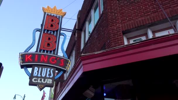 Señal Neón Calle Beale Memphis Identifica King Blues Club — Vídeo de stock