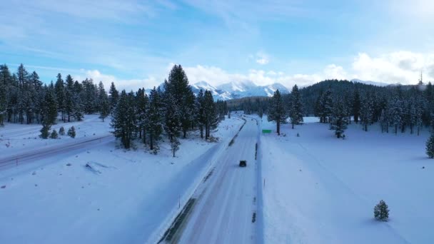 2020 Luchtfoto Van Auto Die Langzaam Rijden Een Besneeuwde Bergweg — Stockvideo