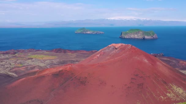 アイスランドのヴェストマンナイヤール島のハイメ島の上に迫り来るエルドフォール火山の良い空中 — ストック動画