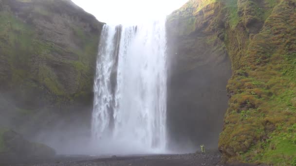 Homem Caminha Perto Cachoeira Skogafoss Islândia — Vídeo de Stock