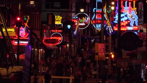 在田纳西州孟菲斯的比尔街设置了夜店和人群 有霓虹灯招牌 酒吧和俱乐部 — 图库视频影像