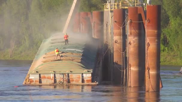 Lavoratori Caricano Una Chiatta Lungo Fiume Mississippi Vicino Grande Mulino — Video Stock