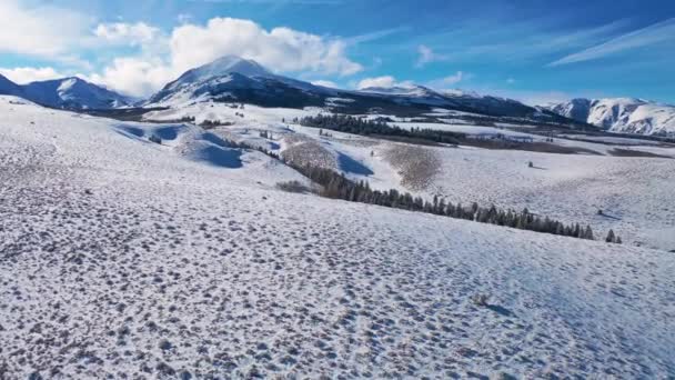 2020 Hermosa Aérea Sobre Montaña Cubierta Nieve Sierras Orientales Cerca — Vídeos de Stock