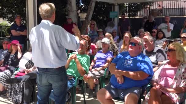 2019 アメリカの大統領候補トム ストイヤーは カリフォルニア州ベンチュラで有権者や支持者の小さな集まりやグループに話します — ストック動画