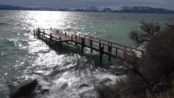 Stora Vågor Kraschar Brygga Och Stranden Stranden Sjön Tahoe Stor — Stockvideo