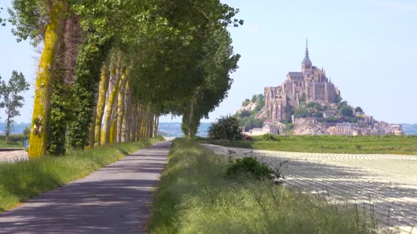 Een Mooie Weg Door Het Platteland Met Mont Saint Michel — Stockvideo