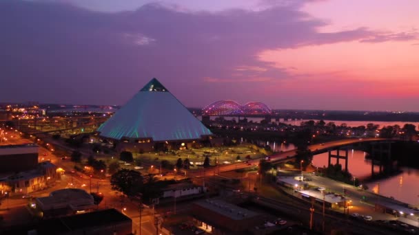 美丽的孟菲斯金字塔 Hernando Soto桥的夜间航拍和黄昏时的城市景观 — 图库视频影像