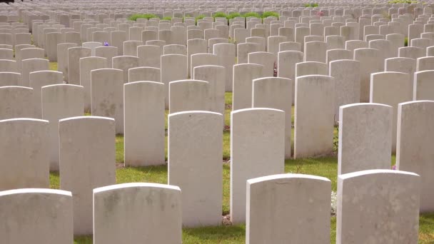 Establecimiento Piedras Angulares Disparadas Del Cementerio Guerra Mundial Etaples France — Vídeos de Stock