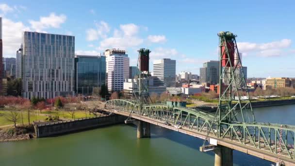 Ponte Aérea Através Hawthorne Portland Oregon Sobre Willamette River Revela — Vídeo de Stock