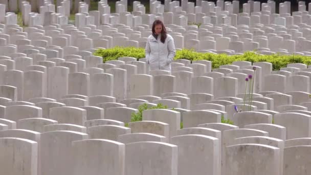 Женщина Белом Пальто Смотрит Надгробные Плиты Французского Военного Кладбища Этапль — стоковое видео