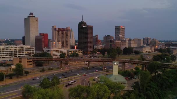 テネシー州メンフィスのダウンタウンのビジネス街に近づく夜間や夕暮れの空中撮影 — ストック動画