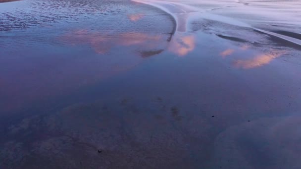 Foto Aerea Riflessi Nuvolosi Nella Baia Marea Modelli Tramonto Vicino — Video Stock