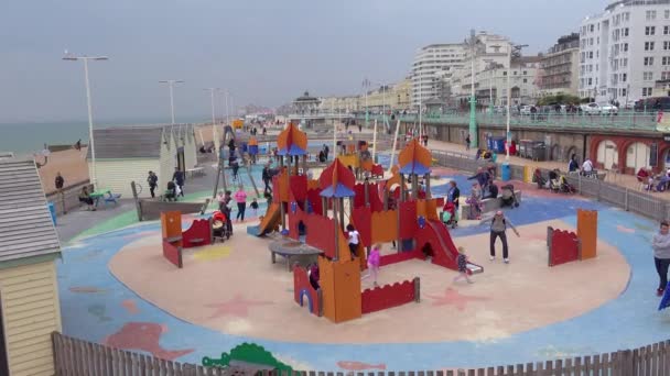 Çocuklar Ngiltere Nin Brighton Sahili Nin Rıhtımında Bir Oyun Alanında — Stok video