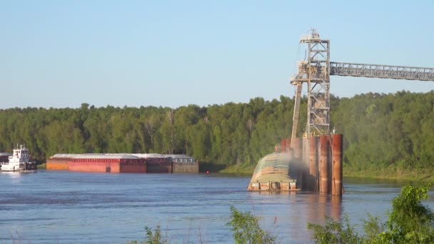 Pracovníci Nakládají Obilný Člun Podél Řeky Mississippi Zatímco Poblíž Připlouvá — Stock video