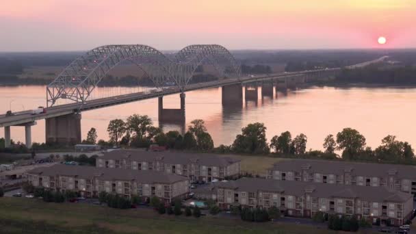 Sunset Hernando Soto Bridge Mississippi River Memphis Tennessee Apartment Complex — Stock Video