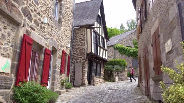 Старые Мощеные Дороги Каменные Здания Красивом Городе Динан Британия Франция — стоковое видео